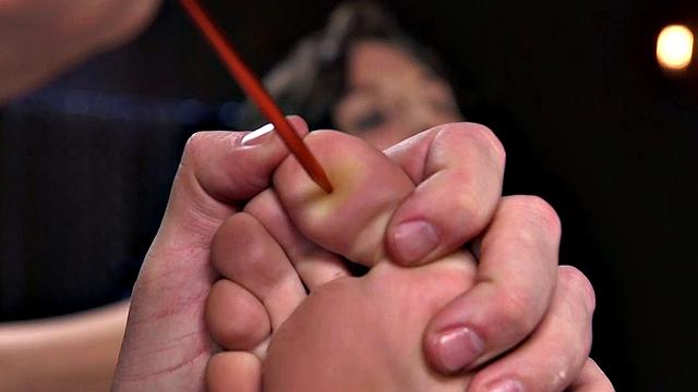 жесткий хозяин связывает и наказывает игрушками