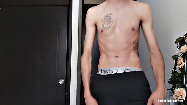 Латино парень с мощным членом дрочит и заливает спермой всю руку