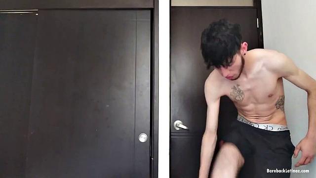 Латино парень с мощным членом дрочит и заливает спермой всю руку