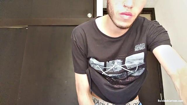 Латино парень с мощным членом дрочит и заливает спермой всю руку