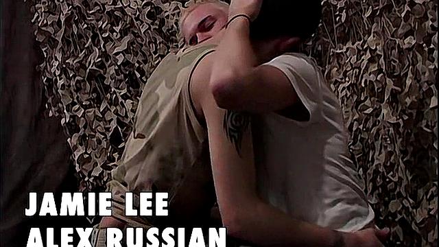 Необрезанные солдаты трахаются - Джейми Ли и Алекс, стиль по-русски