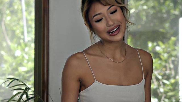 азиатка заводит подругу на массаже и трахает страпоном