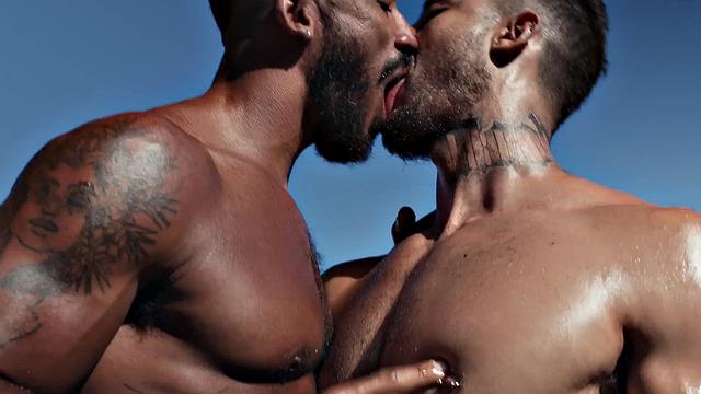 белый жарит черного снизу прямо на пляже