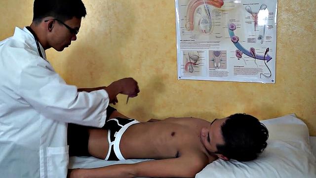 док копается в азиатском твинке: градусник и клизма - полная проверка