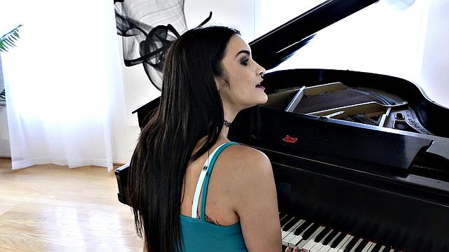 Tune My Pussy Like A Piano