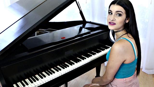 Эден Син меняет уроки на член учителя и глотает до упора