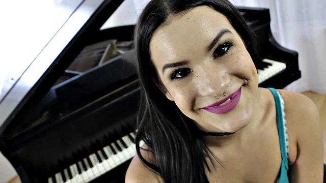 Tune My Pussy Like A Piano