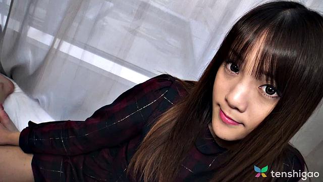 mio ichihara tenshigao дразнит на улице в трусиках