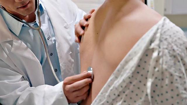 Muscled doctor barebacks bulky bottom in missionary