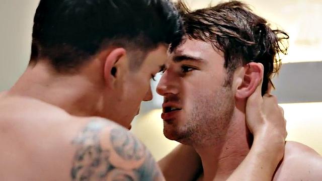 Muscled doctor barebacks bulky bottom in missionary