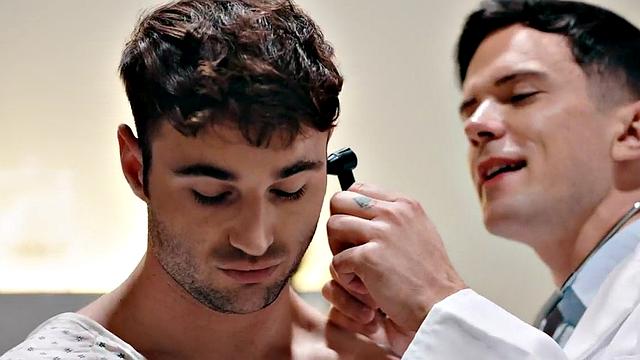 Muscled doctor barebacks bulky bottom in missionary