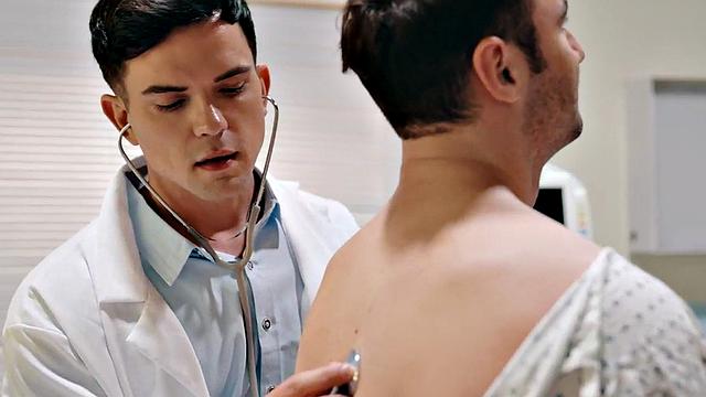 Muscled doctor barebacks bulky bottom in missionary