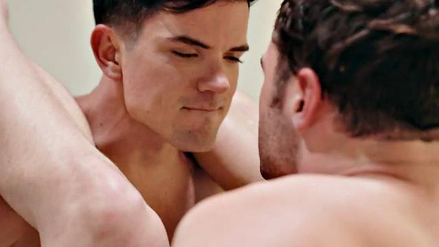 Muscled doctor barebacks bulky bottom in missionary