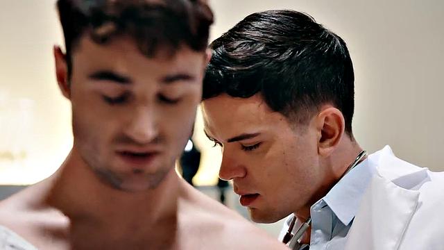 Muscled doctor barebacks bulky bottom in missionary