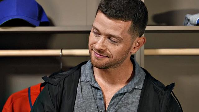 Качок лижет жопу и трахается без гондона в раздевалке