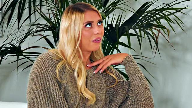 две развратные массажистки по очереди катаются на толстом члене в жарком тройничке