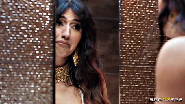 жена ловит мужа на дрочке из-за её подруги с огромными сиськами