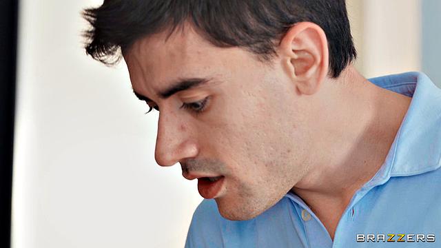 жена ловит мужа на дрочке из-за её подруги с огромными сиськами