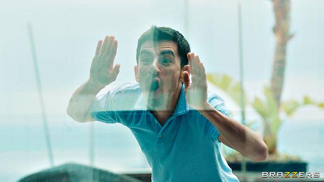 жена ловит мужа на дрочке из-за её подруги с огромными сиськами