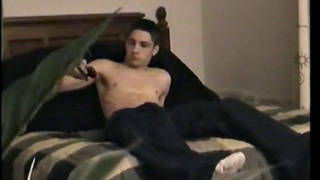 смотри, как кори дрочит и кончает на камеру