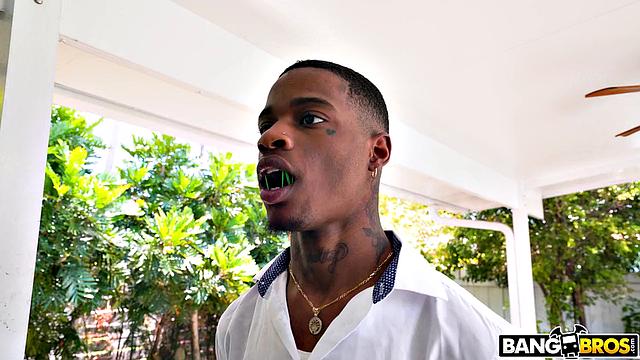 Папа не пускает на свидание, но член уже в деле за его спиной!