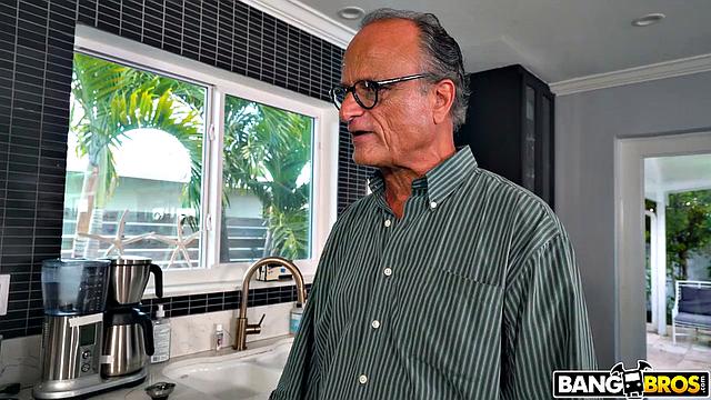 Папа не пускает на свидание, но член уже в деле за его спиной!