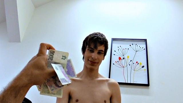 Худой твинг платит аренду ртом прямо в офисе