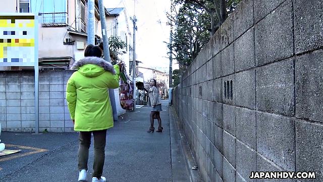 Сумире сосёт и трахается с любовником за спиной мужа