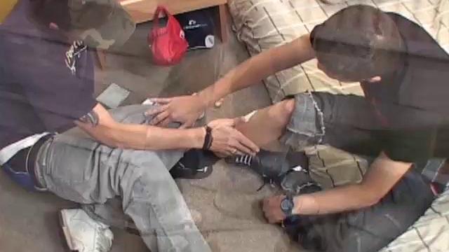 Pedro takes a spill and hurts his leg. Peter offers to help and the two go to his room for some first aid.