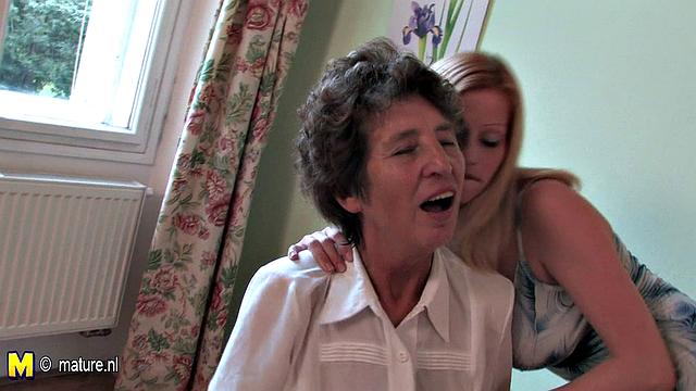 зрелая лесбиянка жадно отлизывает взрослую подругу