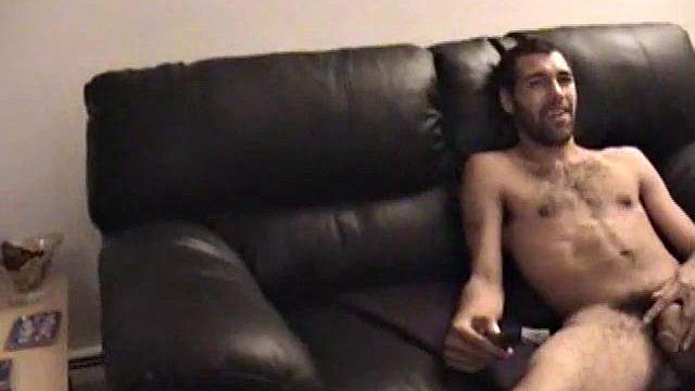 Смотри, как Энрике сосёт огромный член и ловит сперму на лицо