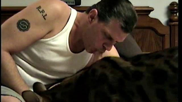 Шутит, что мужчин не интересуют, а сам кайфует от мужского зада