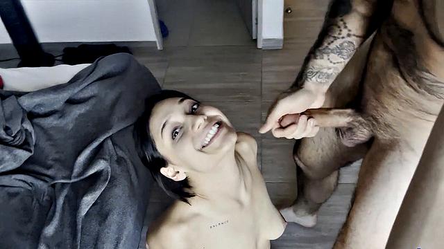 колумбийская латинка ловит сперму на лицо