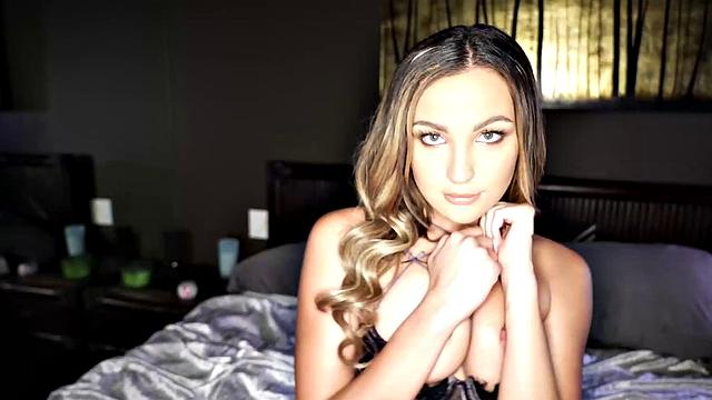 Блондинка скачет как чемпионка, а уронить лужу - ее фишка