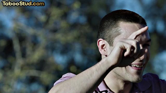 накачанный красавчик ловит веселую дрочку в попку на троих