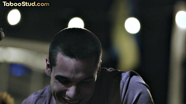 накачанный красавчик ловит веселую дрочку в попку на троих