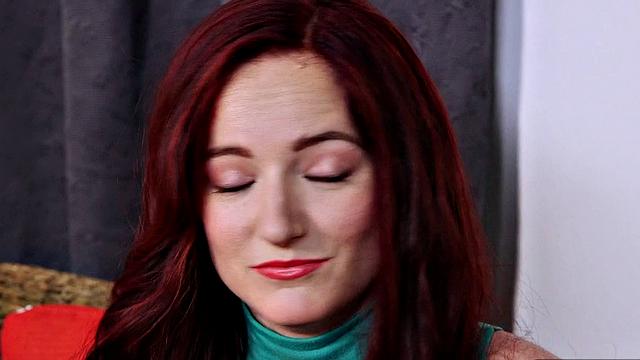 религиозная брюнетка не сдерживает страсть и дрочит сама