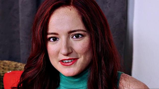 религиозная брюнетка не сдерживает страсть и дрочит сама