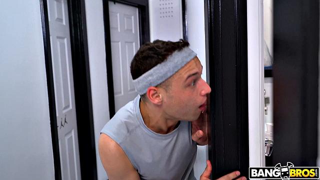 Джонни не выдержал: решил проверить, как справиться с жаждой большой жопы у соседки Дженны, а она устроила для него показательное выступление.