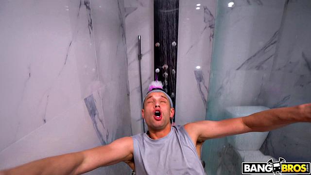 Джонни не выдержал: решил проверить, как справиться с жаждой большой жопы у соседки Дженны, а она устроила для него показательное выступление.