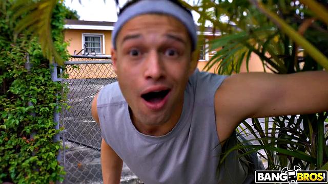 Джонни не выдержал: решил проверить, как справиться с жаждой большой жопы у соседки Дженны, а она устроила для него показательное выступление.