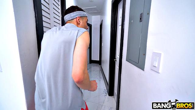 Джонни не выдержал: решил проверить, как справиться с жаждой большой жопы у соседки Дженны, а она устроила для него показательное выступление.