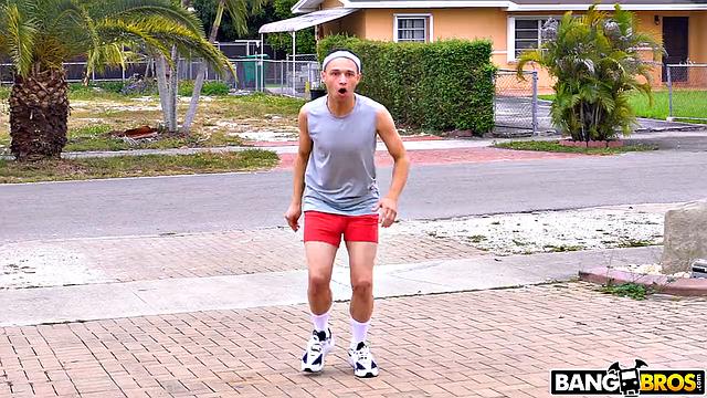 Джонни не выдержал: решил проверить, как справиться с жаждой большой жопы у соседки Дженны, а она устроила для него показательное выступление.