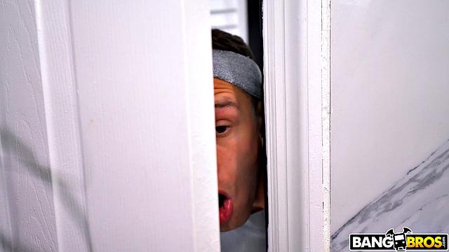 Джонни не выдержал: решил проверить, как справиться с жаждой большой жопы у соседки Дженны, а она устроила для него показательное выступление.