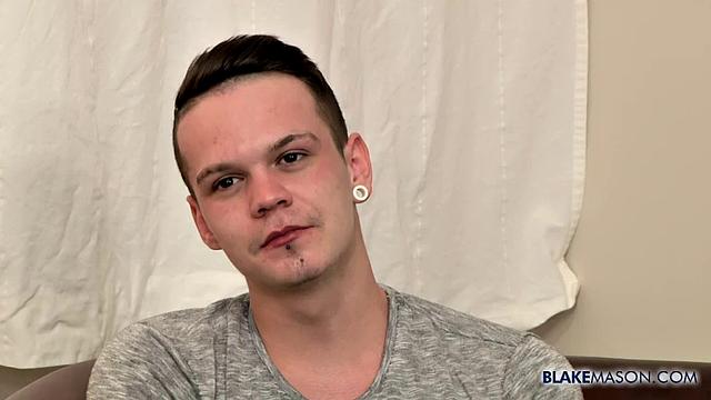 Огромный и озабоченный Чарли дрочит - Чарли Коул