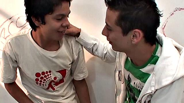 Рамиро раздвигает Самиру ноги и не жалеет сил на трах