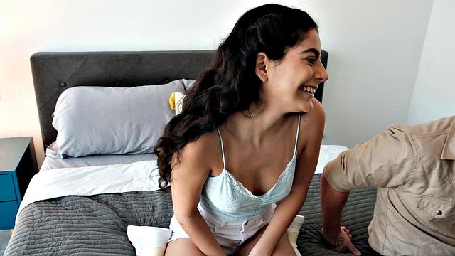 Angel хвастается лохматой писей и заглатывает как профи