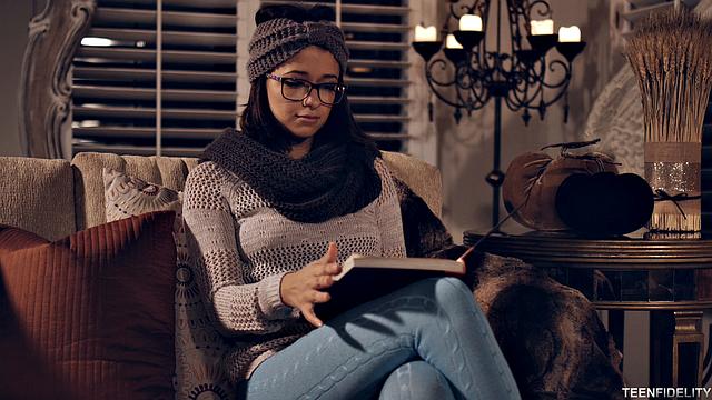 madison и izzy bell трахаются у камина в зимнюю ночь