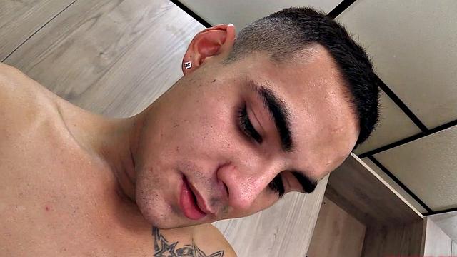 Эзекиэль дрочит свой толстый член и кончает