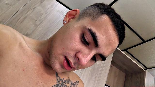 Эзекиэль дрочит свой толстый член и кончает